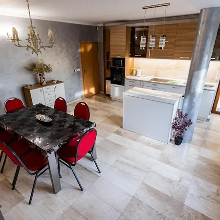 بيت ضيافة Red